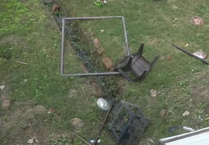 प्रदर्शनकारियों ने इतना हंगामा किया कि वहां रखी कुर्सियां भी तोड़ दीं.