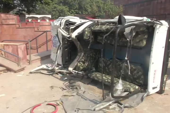 इससे पहले प्रदर्शनकारी किसानों ने लाला किले के बाहर पुलिस की गाड़ी को भी निशाना बनाया और उसे तोड़ दिया.