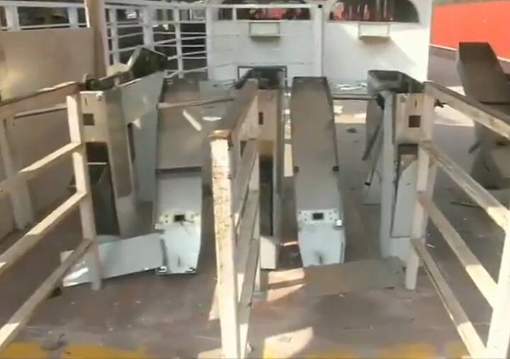 बता दें कि दिल्ली पुलिस उपद्रवियों की तमाम वीडियो रिकॉर्डिंग, मोबाइल फुटेज का एनालिसिस कर रही है. उपद्रवियों की मोबाइल क्लिप और सीसीटीवी फुटेज भी पुलिस के पास मौजूद है, जिनकी पहचान की जा रही है.