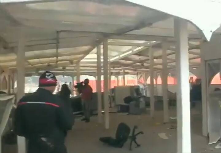 कल किसानों की ट्रैक्टर रैली के बीच प्रदर्शनकारियों का एक जत्था लालकिले पर चढ़ गया था.