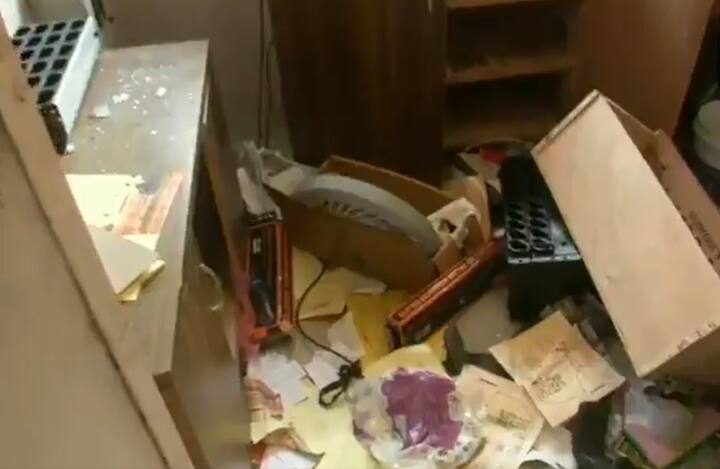 इतना ही नहीं लालकिले के टिकट घर में भी तोड़फोड़ हुई