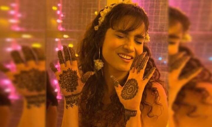 बता दें कि अंकिता काफी समय से विक्की जैन के साथ रिलेशन में हैं इससे पहले सालों अंकिता और सुशांत सिंह राजपूत कई सालों पर एक दूसरे को डेट कर चुके हैं.