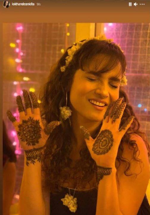 अंकिता लोखंडे की इन तस्वीरों को देखने के बाद अंदाजा लगाया जा रहा है कि ये मेहंदी अंकिता ने यूं ही हाथ रचाने के लिए नहीं लगाई है बल्कि ये मेहंदी उनके ब्वॉयफ्रेंड विक्की जैन के नाम की हैं और जल्द ही दोनों एक दूसरे के साथ शादी के बंधन में बंधने वाले हैं.