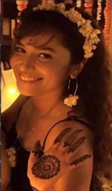 टेलीविजन एक्ट्रेस अंकिता लोखंडे की लेटेस्ट तस्वीरें सोशल मीडिया पर काफी तेजी से वायरल हो रही हैं. इन तस्वीरों में अंकिता अपनी हाथों पर लगीं मेहंदी दिखाती और खूब खिलखिलाती दिखाई दे रही हैं.