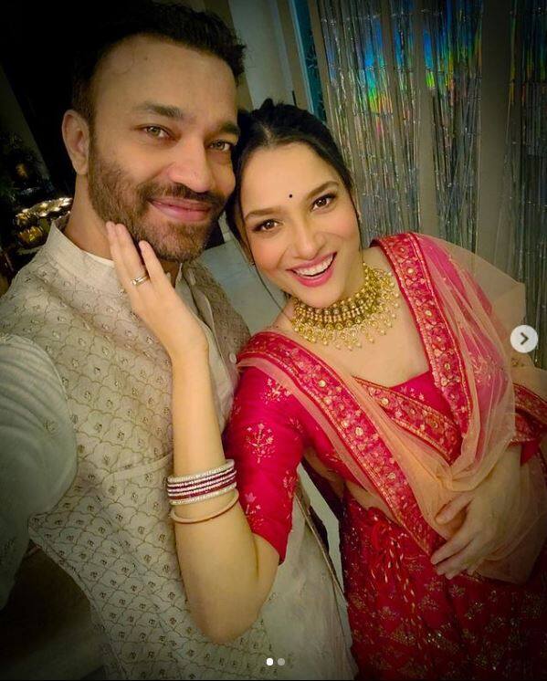 तस्वीरों में आप देख सकते हैं कि अंकिता का एकदम ब्राइडल वाला ही है. इसके साथ ही अंकिता के चेहरे की खुशी भी साफ इशाराक कर रही है कि एक्ट्रेस अब अपनी लाइफ की नई शुरूआत करना चाहती हैं.