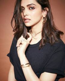 टॉप टू बॉटम फिर फेवरेट ब्लैक में नज़र आईं Deepika Padukone, जानें कहां हुईं Spot