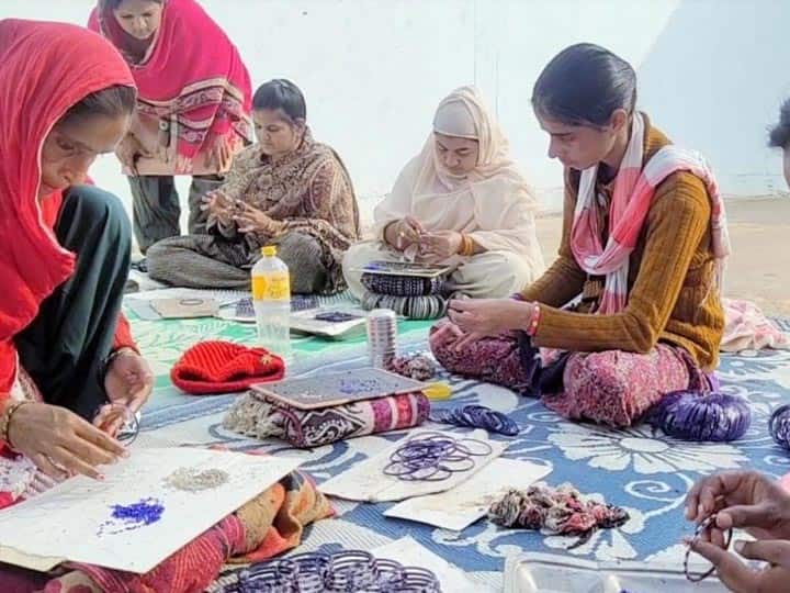 फिरोजाबाद: जेल में बंद महिलाएं कर रही कांच की चूड़ियों पर डेकोरेशन, मिलती है इतनी सैलरी