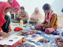 फिरोजाबाद: जेल में बंद महिलाएं कर रही कांच की चूड़ियों पर डेकोरेशन, मिलती है इतनी सैलरी