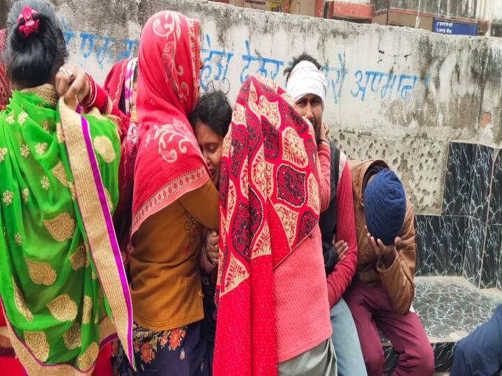 बाइक के चक्के में साड़ी फंसने के बाद सिर के बल गिरी महिला, मौके पर हुई मौत