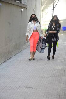 मीटिंग के लिए Kiara Advani धर्मा प्रोडक्शन पहुंचीं, Oversized ईयररिंग ने खींचा सबका ध्यान