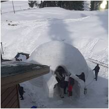 कश्मीर: बर्फ के इस्तेमाल से गुलमर्ग में एक शख्स ने बनवाया इग्लू कैफे, देखें तस्वीरें