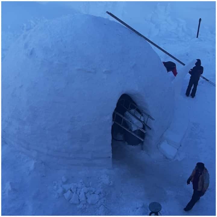 होटल मालिक ने पहले केवल पर्यटकों को आकर्षित करने के इरादे से इग्लू बनाने की शुरुआत की थी. लेकिन गुलमर्ग में हुई बरफ्बारी ने उनको और कुछ जायदा करने को प्रोत्साहित किया. उन्होंने खुशी जाहिर करते हुए कहा कि 20 मजदूर और 15 दिन के परिश्रम के बाद एक अच्छा कैफे बनकर तैयार हो गया.