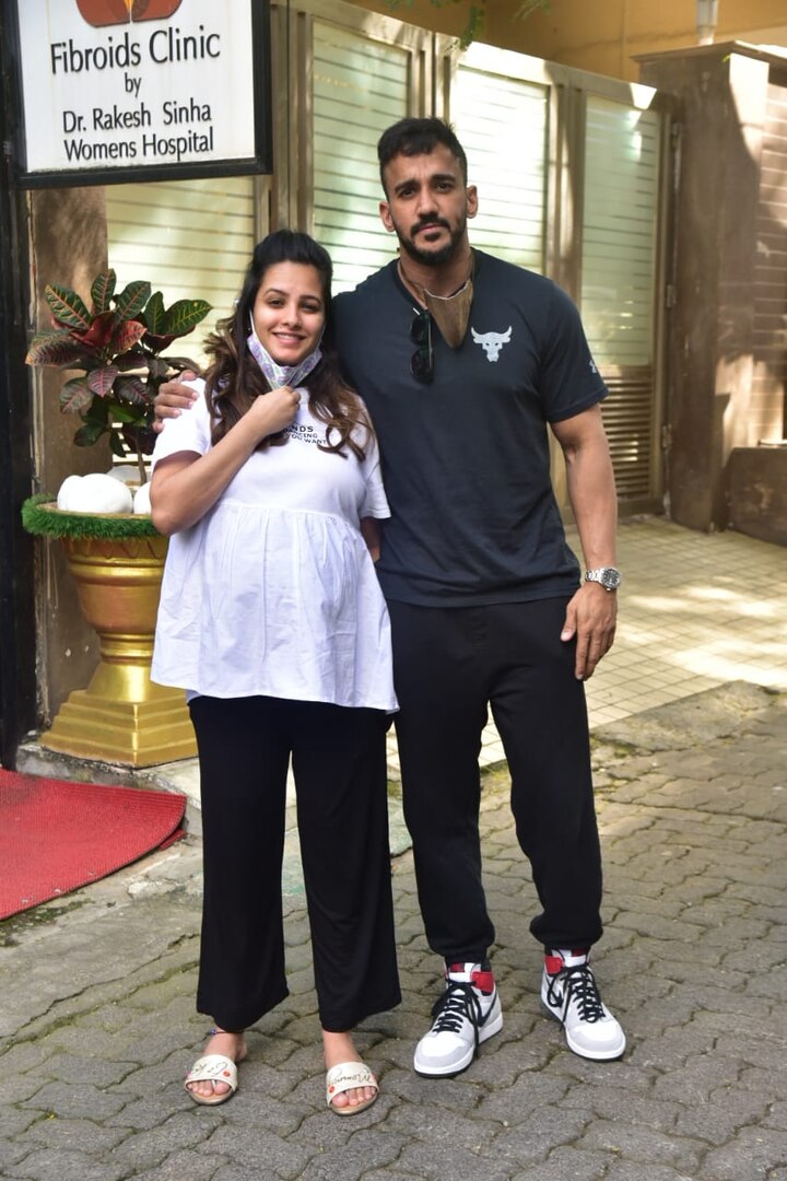 अनीता आज अपने बिजनेसमैन पति रोहित रेड्डी के साथ रेगुलर चेकअप के लिए पहुंचीं थीं. यहां दोनों ने साथ-साथ पोज भी दिया.