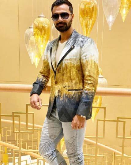 अश्मित पटेल(Aishmit Patel) - अमीषा पटे के भाई अश्मित पटेल अपने करियर के शुरुआती दौर में कई फिल्मों में नज़र आए लेकिन फिर वो अचानक फिल्मों से गायब हो गए. आखिरकार सलमान खान इनके लिए भी मसीहा साबित हुए जिन्होंने अश्मित को जय हो में काम करने का मौका दिया.