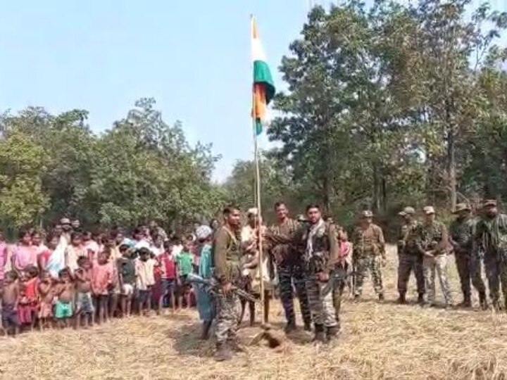 Chhattisgarh tricolor hoisted in this village for first time after independence ANN छत्तीसगढ़: आजादी के बाद पहली बार इस गांव में फहराया गया तिरंगा, पिछले साल इसी जगह 17 जवान हुए थे शहीद