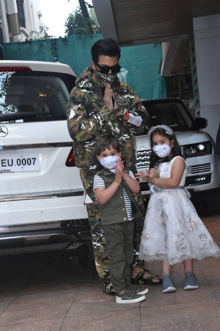 रवि कपूर की बर्थडे पार्टी में करण जौहर(Karan Johar) अपने दोनों बच्चों रूही और यश जौहर के साथ पहुंचे. खास बात ये थी कि दोनों बच्चों ने हाथ जोड़कर पैपराज़ी को नमस्ते किया. करण की तरह ही उनके दोनों बच्चे भी काफी स्टाइलिश लुक में दिखे. 