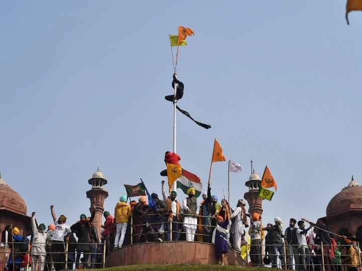 किसान आंदोलन के दौरान हुई हिंसा और लाल किले पर फहराए गए झंडे का जिक्र करते हुए दिल्ली HC में याचिका दायर