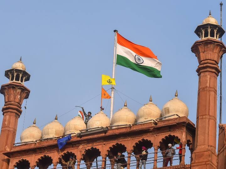 लाल किला पर धार्मिक झंडा फहराने और दंगा करने के आरोप में दिल्ली पुलिस ने देशद्रोह और UAPA के तहत मामला दर्ज किया