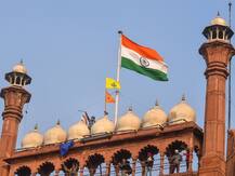 लाल किला पर धार्मिक झंडा फहराने और दंगा करने के आरोप में दिल्ली पुलिस ने देशद्रोह और UAPA के तहत मामला दर्ज किया