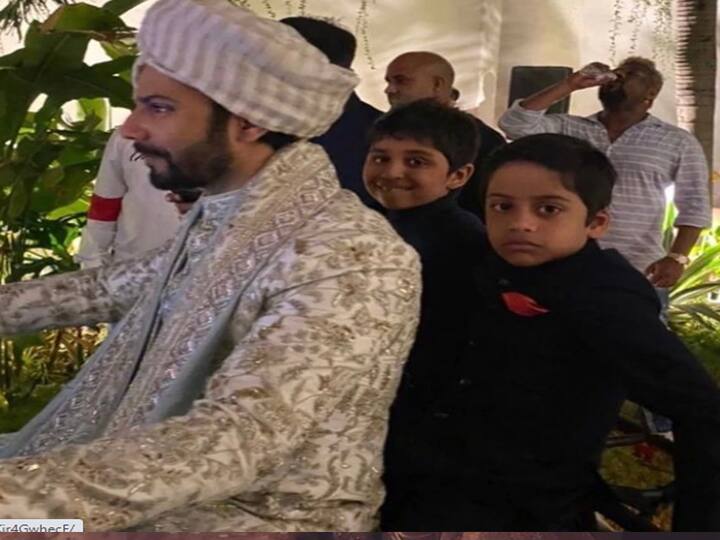 इसके अलावा दोनों की एक और फोटो सभी का दिल लुभा रही है. जब वरुण धवन एंट्री कर रहे हैं. वरुण धवन ने अपनी शादी में एंट्री क्वाड बाइक पर बैठ की थी. जबकि उनके पीछे छोटे बच्चे बैठे दिखाई दे रहे हैं. वरुण धवन ने एंट्री के दौरान ने सलमान खान और प्रियंका चोपड़ा के गाने पर एंट्री की थी.