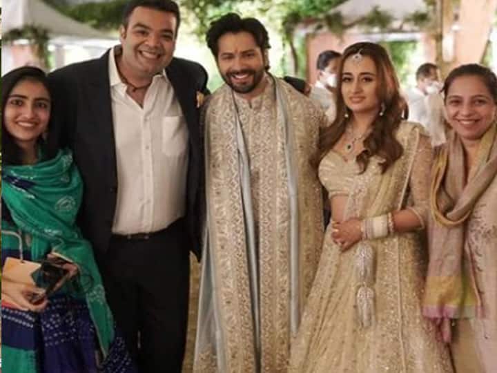 हाल ही में मनीष मल्होत्रा ने वरुण धवन की एक वीडियो शेयर की थी जिसमें मनीष वरुण को बरात के लिए कपड़े पहनाते हुए नज़र आ रहे हैं. आपको बता दें, वरुण धवन की शेरवानी सोशल मीडिया पर खूब सुर्खियां बटोरी रही है. मनीष मल्होत्रा का ये वीडियो सोशल मीडिया पर काफी वायरल हो रहा है.