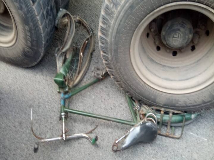 सड़क पार करते वक्त ट्रक के नीचे आया बुजुर्ग, फिर जो हुआ वो किसी चमत्कार से कम नहीं