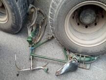 सड़क पार करते वक्त ट्रक के नीचे आया बुजुर्ग, फिर जो हुआ वो किसी चमत्कार से कम नहीं