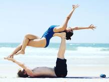 Aashka Goradia अपने पति के साथ समंदर के किनारे योग करती हुईं आईं नज़र, देखें Photos