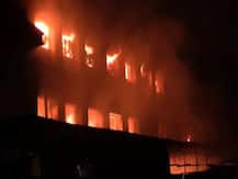 मथुरा: कपड़े के शोरूम में लगी भीषण आग, ढाई करोड़ रुपये का माल जल कर खाक