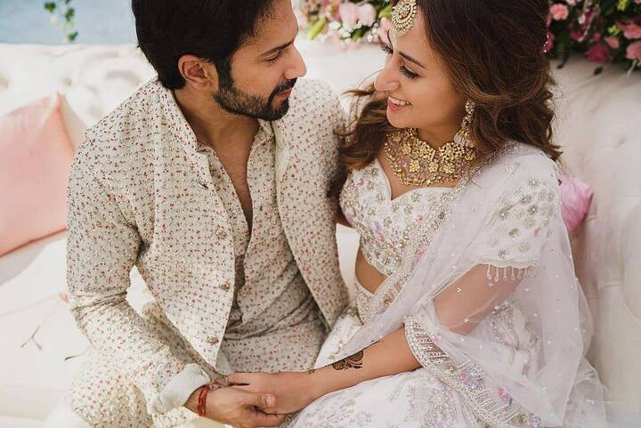 वरुण धवन ने हाल ही में नताशा दलाल(Natasha Dalal) से शादी की है. जब वरुण ने इंडस्ट्री में कदम रखा था तो पहली ही फिल्म की हीरोईन आलिया भट्ट(Alia Bhatt) के साथ उनके अफेयर की चर्चा रही. लेकिन नताशा उनका बचपन का प्यार थीं जब वो स्कूल में पढ़ते थे. इसीलिए उन्होंने उन्हें ही अपने लिए चुना. 