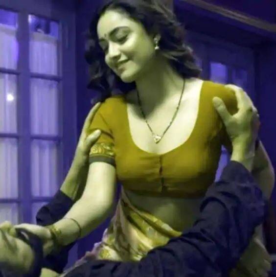 त्रिधा बताती हैं कि इंटीमेट सीन्स के दौरान वह काफी टेंशन में थीं और नर्वस भी थी. उनके लिए ये सब करना काफी मुश्किल था लेकिन बॉबी देओल ने उनकी काफी मदद की . त्रिधा ने आगे बॉबी देओल की तारीफ करते हुए कहा कि वह शादीशुदा इंसान हैं. उन्होंने मुझे शूट के दौरान असहज महसूस नहीं होने दिया और मैं भी नर्वस नहीं हुई. (Pic credit: Instagram)