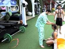 Bigg Boss 14: राखी सावंत को राहुल और अली ने अपने हाथों से नहलाया, देखें VIDEO