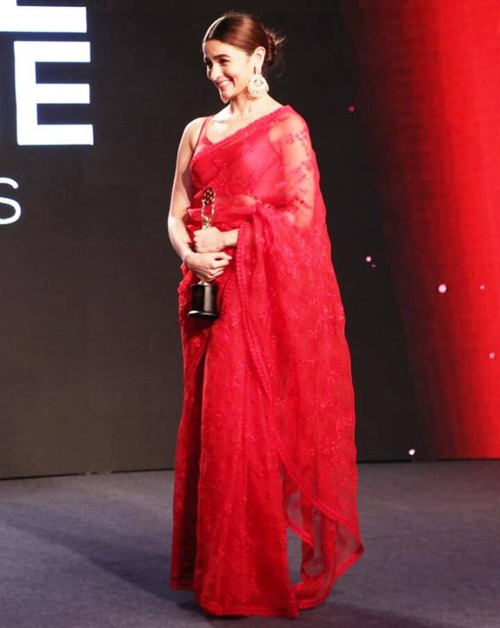 आलिया भट्ट की ये तस्वीर एक अवार्ड फंक्शन की है. इस दौरान आलिया ने वेस्टर्न लुक को छोड़ कर साड़ी लुक अपनाया था. रेड कलर की साड़ीं में वह काफी खूबसूरत लग रही थीं. उन्होंने अपने बालों का टाइट बन बनाया हुआ था जिसमें उनकी ब्यूटी और निखर कर आ रही थी. उनके इस लुक को काफी तारीफ मिली थी.