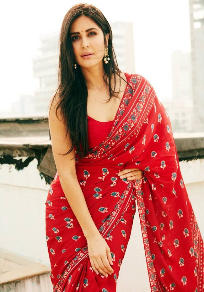 लाखों दिलों की धड़कन कैटरिना कैफ भी जब साड़ी पहनती हैं तो कमाल की लगती हैं. फिर बात जब रेड कलर की साड़ी की हो तो कैटरिना इस लुक में बेहद खूबसूरत नजर आती हैं.