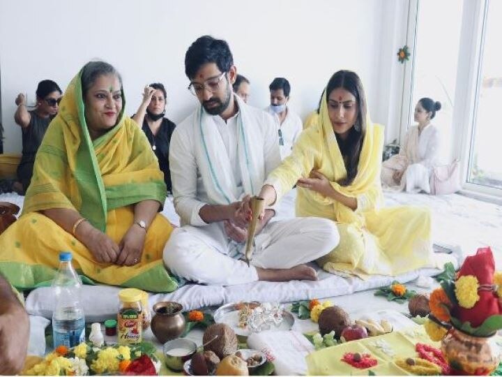 Vikrant Massey worships home entrance with fiance, shares photos on social media विक्रांत मैसी ने मंगेतर के साथ की गृह प्रवेश की पूजा, सोशल मीडिया पर शेयर की तस्वीरें