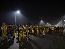 तस्वीरें: किसान आंदोलन के बीच गाजीपुर बॉर्डर पर पुलिस की भारी तैनाती, राकेश टिकैत धरना स्थल से हटने को तैयार नहीं