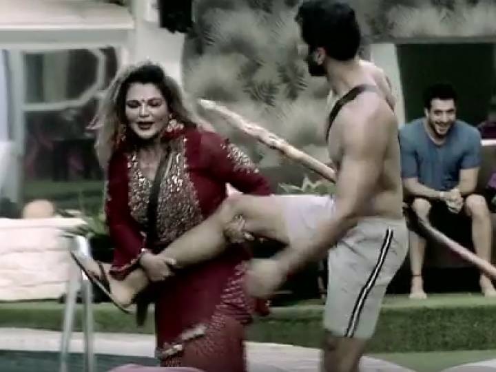 Bigg Boss 14 Rakhi sawant tries to pull Abhinav Shukla pants down Rubina dilaik anger BB14: राखी सावंत ने तोड़ीं सारी हदें, अभिनव की पैंट उतारने लगीं तो रुबीना बोलीं- हद में रहो
