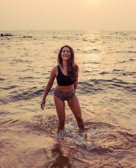 किम इस तस्वीर में बॉय शॉर्ट्स बॉटम और ब्लैक टॉप में काफी स्टाइलिश लग रही हैं. 