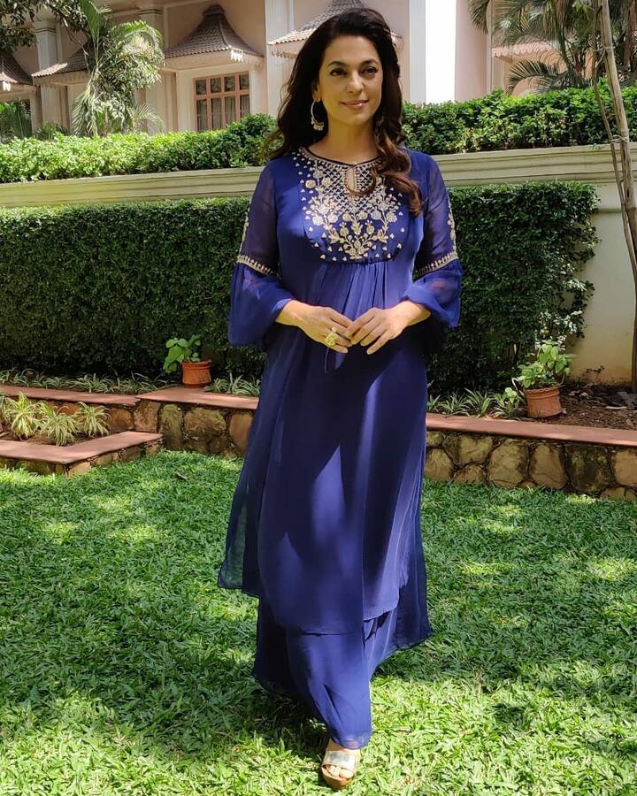 जूही के घर के बाहर चंपा समेत कई तरह के फूल हैं. जूही चंपा के फूलों की खूशबू को काफी पसंद करती हैं.