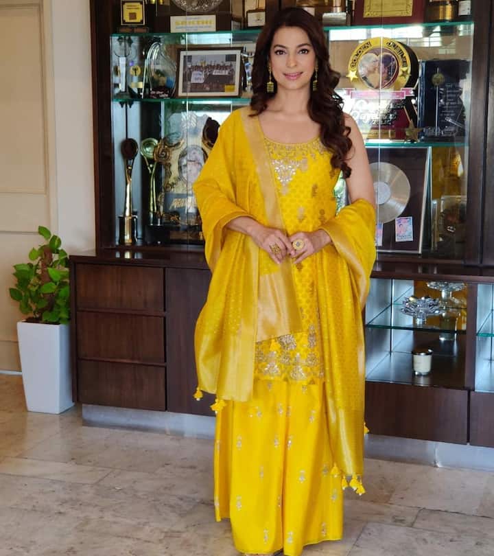 जब डायरेक्टर दोनों को लेकर एक फिल्म का प्रपोज़ल जूही के पास लेकर पहुंचे तो उन्होंने सलमान की बजाय किसी और एक्टर को फिल्म में लेने का सुझाव दिया था. वहीं जब डायरेक्टर ने ये सुझाव नहीं माना तो जूही ने फिल्म ही करने से इंकार कर दिया. 