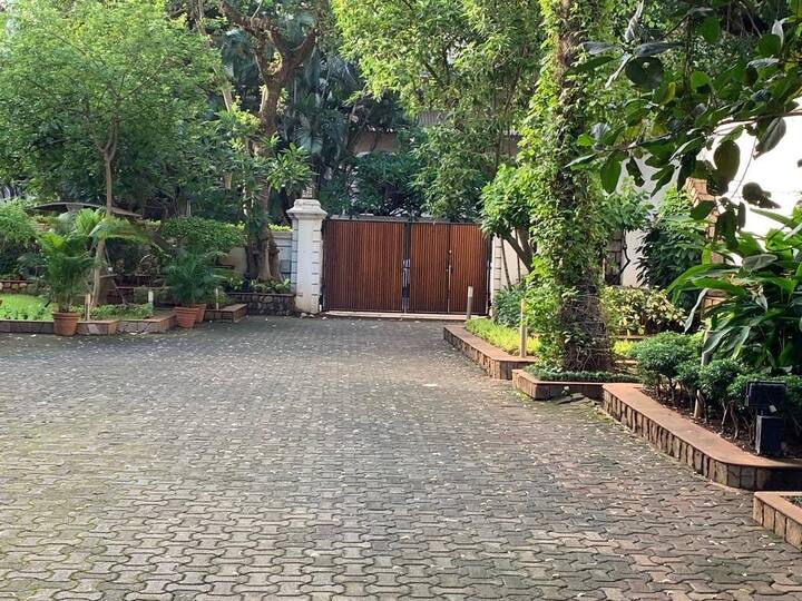 बॉलीवुड एक्ट्रेस जूही चावला और उनके बिजनेसमैन पति जय मेहता का घर जितना अंदर से लक्जीरियस है, बाहर से ही उतना सुंदर और हरियाली से भरपूर है. उनका घर मुंबई के मालाबार हिल पर है. स्पेस और सुंदरता के मामले में जूही और जय का घर बॉलीवुड के कई बड़े सेलेब्स का पीछे छोड़ देता है. यहां हम आपको उनके घर की इनसाइड तस्वीरें दिखा रहे हैं. 