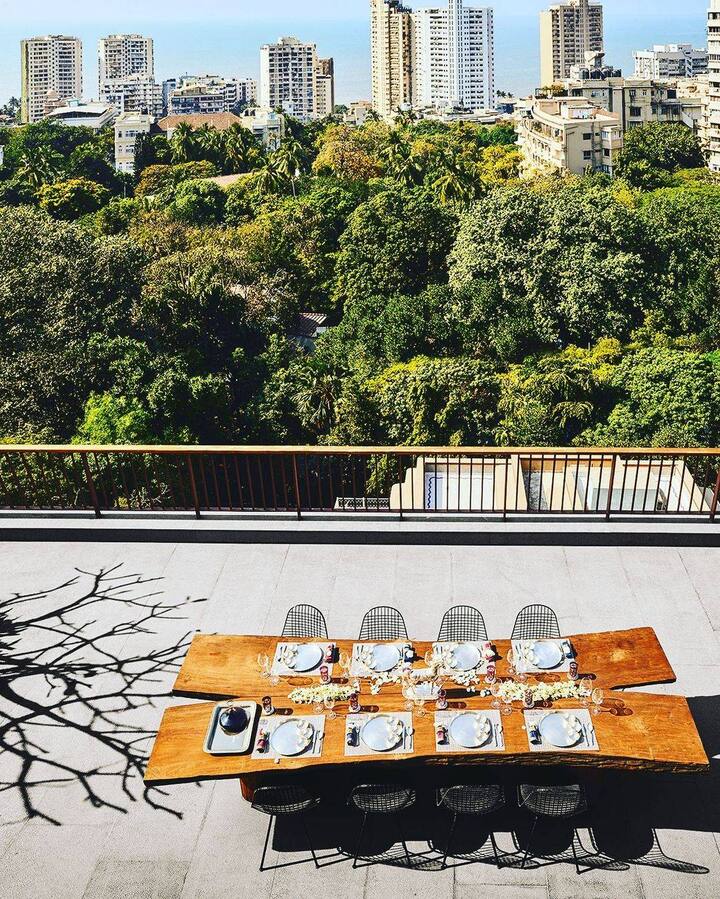 इसके अलावा, जूही के घर की छत से मरीन ड्राइव दिखता है और इस छत पर एक बड़ा डाइनिंग टेबल भी है, जिस पर एक बार में आठ लोग खाना खा सकते हैं.