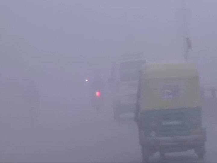 सर्दी का सितम: वाराणसी में ठंड और कोहरे ने लोगों को किया बेहाल, देखें तस्वीरें cold wave outbreak in Uttar pradesh Thick blanket of fog engulfs Varanasi सर्दी का सितम: वाराणसी में ठंड और कोहरे ने लोगों को किया बेहाल, देखें तस्वीरें
