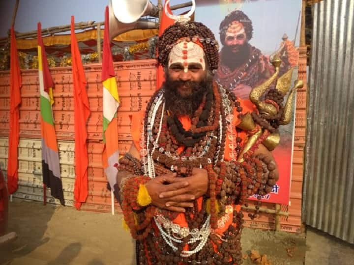 माघ मेले में आकर्षण का केंद्र बने हुए हैं मौनी बाबा, 44 सालों से त्यागा है अन्न और नमक