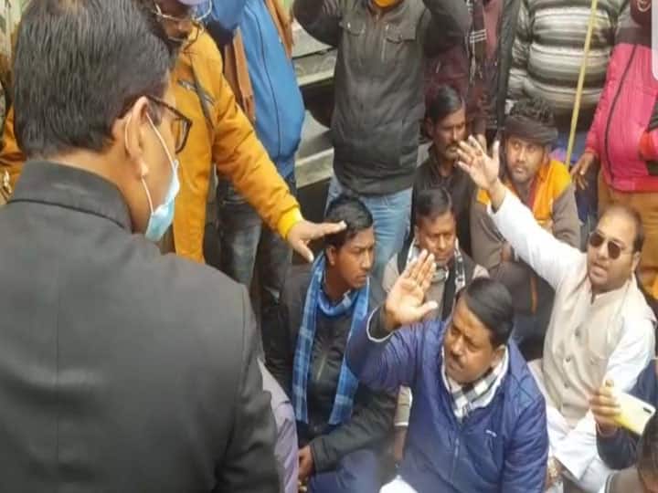 अधिकारियों से बोले सपा नेता- तुम योगी सरकार की 'चमचागिरी' कर रहे हो, FIR दर्ज