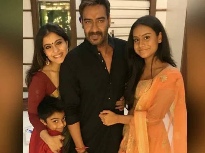 बॉलीवुड एक्ट्रेस काजोल ने न्यासा और युग की मां है. हाल ही में उन्होंने खुलासा किया कि व्यस्त करियर के दौरान उनका कई बार मिसकैरेज हुआ. उन्होंने बताया कि 'कभी खुशी कभी गम' की शूटिंग के दौरान वह प्रेग्नेंट थी. उस दिन उन्होंने अच्छे से शूटिंग की. इसके बाद उनका मिसैकेरेज हुआ. इतना ही इसके बाद उनका एक और मिसकैरेज हुआ, जिससे वह बुरी तरह से टूट गई थीं. 