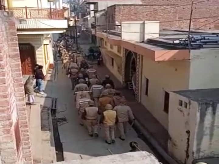 पुलिस पर ग्रामीणों को धमकाने का आरोप, खुद को जंजीरों में जकड़कर जिला मुख्यालय पहुंचे किसान