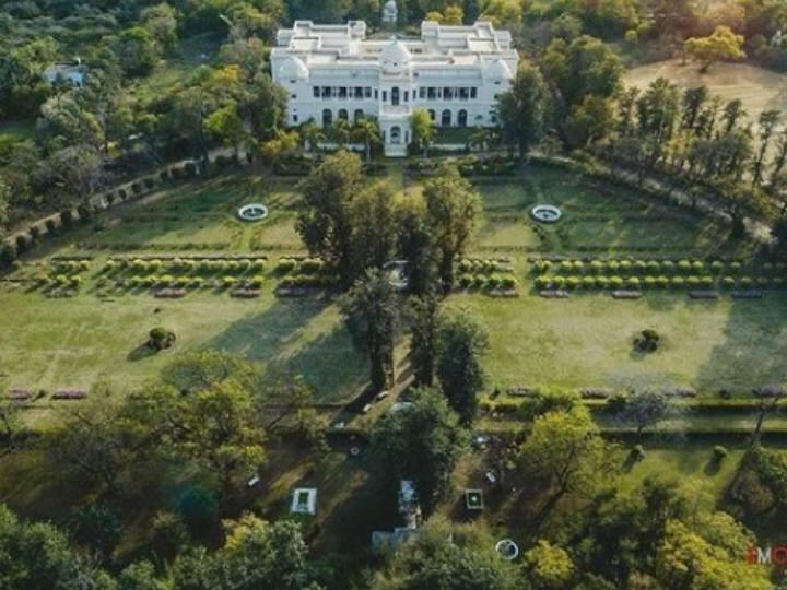 इसके अलावा पटौदी हाउस में बहुत बड़े ड्राइंग और डाइनिंग रूम हैं. पटौदी 10 एकड़ की जगह में फैला हुआ है.