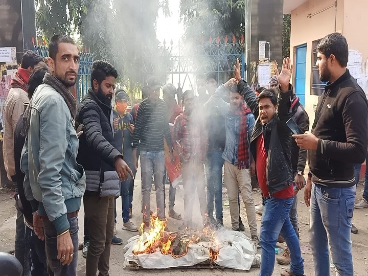 Bihar Katihar Hindu organizations burn effigy leaders farmer movement Delhi Republic Day Violence ann बिहार: हिंदू संगठनों ने किसान आंदोलन के नेताओं का फूंका पुतला, दिल्ली में हुए उपद्रव को बताया वजह