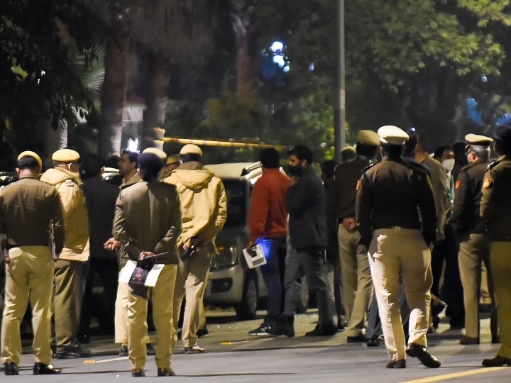 Delhi Blast Terrorists flew away by throwing a packet from moving car near Israeli embassy ANN Delhi Blast: चलती कार से इजरायल एंबेसी के पास एक पैकेट फेंक कर चले गए थे आंतकी, पुलिस की छापेमारी जारी